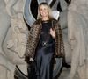 Elle portait une jupe noire satinée, un ras-de-cou oversize, une fourrure léopard et une ceinture dorée.

Laeticia Hallyday - Photocall du défilé Saint Laurent "Collection Femme Prêt-à-Porter Automne/Hiver 2026-2027" lors de la Fashion Week de Paris, le 3 mars 2026

© Cyril Moreau / Bestimage