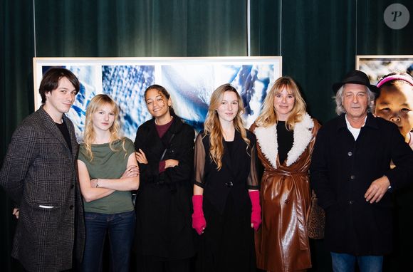Exclusif - Loup Lamazou, Marion Poupon, Zilia Lamazou, Laura Poupon, sa mère Géraldine Danon, Titouan Lamazou lors du vernissage de la première exposition photographique de Laura Poupon "Hillingar" au Chalet des Îles à Paris le 18 novembre 2025.

© Tiphaine Praud-Lebely / Bestimage