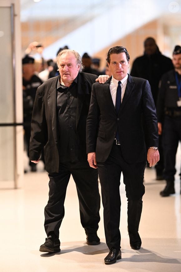L’acteur est accusé d’agressions sexuelles par deux femmes sur un plateau de tournage en 2021

Gérard Depardieu et son avocat Jérémie Assous, - Arrivées au procès de G.Depardieu accusé d'avoir agressé sexuellement deux femmes en 2021 lors du tournage du film "Les volets verts" de Jean Becker.
Paris, le 25 mars 2025.

© Perusseau / Clovis / Bestimage