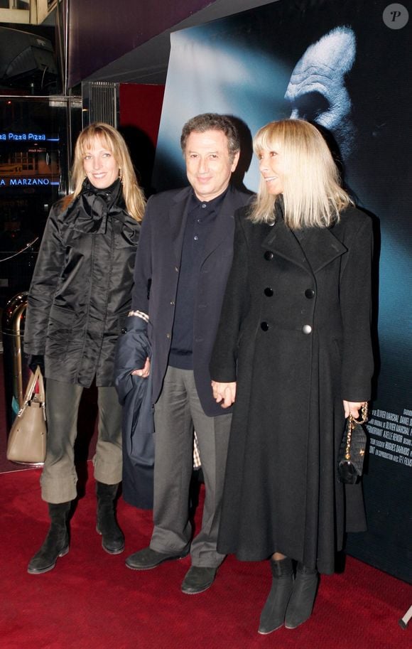 Michel Drucker a adopté Stéfanie en 1995.

Le présentateur de télévision français Michel Drucker, sa femme Dany Saval (à droite) et sa fille Stéfanie Jarre assistent à la première du dernier film d'Olivier Marchal, '36, Quai des Orfèvres', à Paris, France, le 15 novembre 2004. Photo par Laurent Zabulon/ABACA.