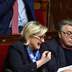 Le Parisien évoque les "larmes aux yeux" de Marine Le Pen quand Louis Aliot confirme sa mise au courant par la presse
Louis Aliot, Marine Le Pen, Gilbert Collard - Séance de question au gouvernement à l'Assemblée Nationale à Paris le 16 janvier 2018. © Lionel Urman/Bestimage