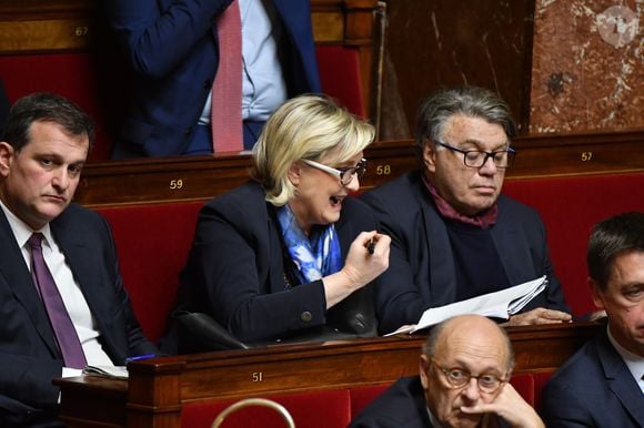 Le Parisien évoque les "larmes aux yeux" de Marine Le Pen quand Louis Aliot confirme sa mise au courant par la presse
Louis Aliot, Marine Le Pen, Gilbert Collard - Séance de question au gouvernement à l'Assemblée Nationale à Paris le 16 janvier 2018. © Lionel Urman/Bestimage