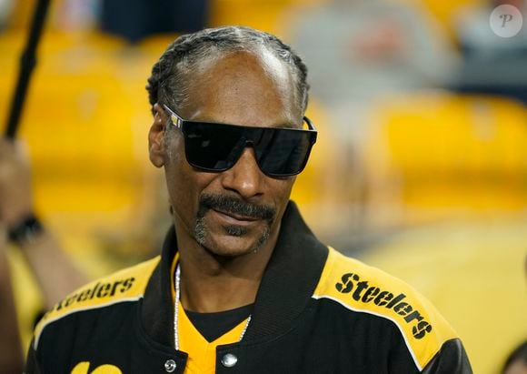 Snoop Dogg assiste au match de La National Football League (NFL) opposant les Steelers aux Cowboys à Pittsburgh, Pennsylvanie, Etats-Unis, le 7 octobre 2024. © Brook Ward/AMG via ZUMA Press WireBestimage