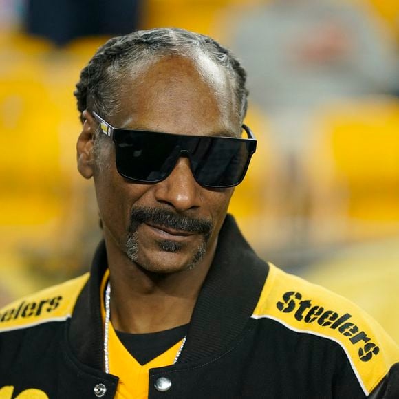 Snoop Dogg assiste au match de La National Football League (NFL) opposant les Steelers aux Cowboys à Pittsburgh, Pennsylvanie, Etats-Unis, le 7 octobre 2024. © Brook Ward/AMG via ZUMA Press WireBestimage