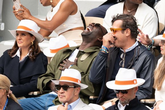 En tribune, Omar Sy a fait sensation aux côtés de son épouse Hélène et de Laurent Lafitte, avec qui il a partagé de nombreux éclats de rire.

Hélène Sy, Omar Sy et Laurent Lafitte assistent au tournoi de Roland Garros 2025 le 7 juin 2025 à Paris, France. Photo par Laurent Zabulon/ABACAPRESS.COM