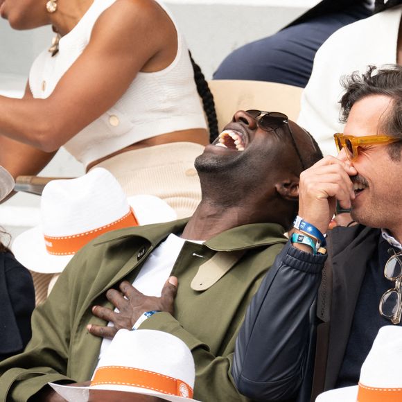 En tribune, Omar Sy a fait sensation aux côtés de son épouse Hélène et de Laurent Lafitte, avec qui il a partagé de nombreux éclats de rire.

Hélène Sy, Omar Sy et Laurent Lafitte assistent au tournoi de Roland Garros 2025 le 7 juin 2025 à Paris, France. Photo par Laurent Zabulon/ABACAPRESS.COM