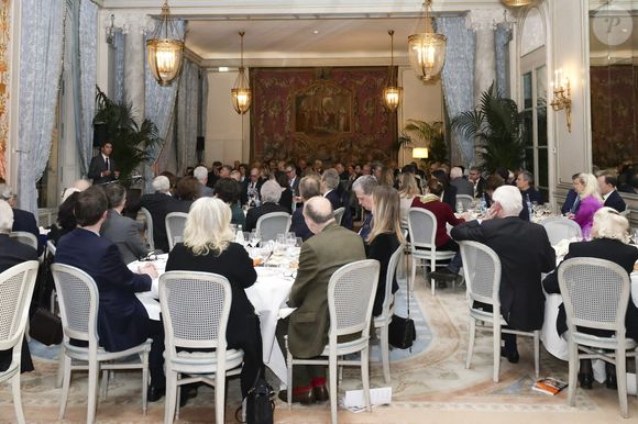L'assemblée regroupait de prestigieux invités !

Dîner de La Revue des Deux Mondes au Cercle de l’Union Interalliée dont l’invité d’honneur était Gabriel Attal à Paris le 20 janvier 2025. Lundi 20 janvier - Marc Ladreit de Lacharrière recevait Gabriel Attal pour le premier dîner du Cercle de la Revue des Deux Mondes de l'année 
 
Les salons du Cercle Interallié ont fait salle comble ce lundi, réunissant de nombreuses personnalités du monde des affaires, de la culture ou encore de la diplomatie, venues écouter l'ancien Premier ministre.
 
Etaient notamment présents à cette soirée prestigieuse, le Chancelier de l’Institut de France Xavier Darcos, l’ancien préfet Pierre de Bousquet de Florian et les principaux ambassadeurs d’Europe, dont l’ambassadrice de Grande-Bretagne Menna Rawlings.
 
Le cinéma était notamment très bien représenté par les réalisateurs Jean-Jacques Annaud, Yamina Benguigui et Vincent Duquesne. Du côté des affaires, on a pu y voir Laurent Dassault, Philippe Benacin, Augustin de Romanet et Philippe Palazzi.
 
Quant au monde de la culture, celui-ci comptait de nombreux représentants de qualité, avec Christophe Leribault, Emmanuel Kasarhérou, Adrien Goetz, Eléonore de Lacharrière, Pierre Sellal, Frédéric Jousset, Francine Mariani-Ducray ou encore Nathalie Obadia.
 
Une soirée exceptionnelle pour une rentrée réussie et riche de débats ! © Jack tribeca/Bestimage