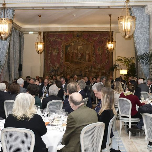 L'assemblée regroupait de prestigieux invités !

Dîner de La Revue des Deux Mondes au Cercle de l’Union Interalliée dont l’invité d’honneur était Gabriel Attal à Paris le 20 janvier 2025. Lundi 20 janvier - Marc Ladreit de Lacharrière recevait Gabriel Attal pour le premier dîner du Cercle de la Revue des Deux Mondes de l'année 
 
Les salons du Cercle Interallié ont fait salle comble ce lundi, réunissant de nombreuses personnalités du monde des affaires, de la culture ou encore de la diplomatie, venues écouter l'ancien Premier ministre.
 
Etaient notamment présents à cette soirée prestigieuse, le Chancelier de l’Institut de France Xavier Darcos, l’ancien préfet Pierre de Bousquet de Florian et les principaux ambassadeurs d’Europe, dont l’ambassadrice de Grande-Bretagne Menna Rawlings.
 
Le cinéma était notamment très bien représenté par les réalisateurs Jean-Jacques Annaud, Yamina Benguigui et Vincent Duquesne. Du côté des affaires, on a pu y voir Laurent Dassault, Philippe Benacin, Augustin de Romanet et Philippe Palazzi.
 
Quant au monde de la culture, celui-ci comptait de nombreux représentants de qualité, avec Christophe Leribault, Emmanuel Kasarhérou, Adrien Goetz, Eléonore de Lacharrière, Pierre Sellal, Frédéric Jousset, Francine Mariani-Ducray ou encore Nathalie Obadia.
 
Une soirée exceptionnelle pour une rentrée réussie et riche de débats ! © Jack tribeca/Bestimage
