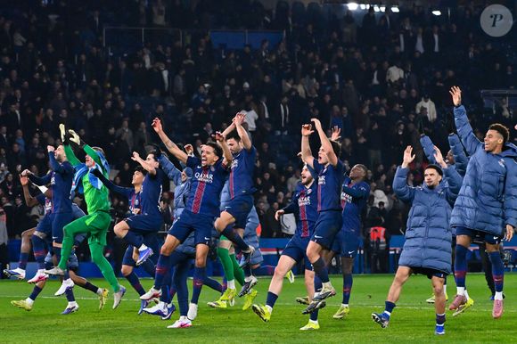 Après sa carrière de joueur, Toko est revenu au PSG en 1998 pour intégrer le staff.

Les joueurs du PSG célèbrent la victoire de leur équipe après le match de Ligue 1 entre le Paris Saint Germain et l'Olympique de Marseille au Parc des Princes le 08 février 2026 à Paris, France.  Federico Pestelini / PsnewZ / Bestimage