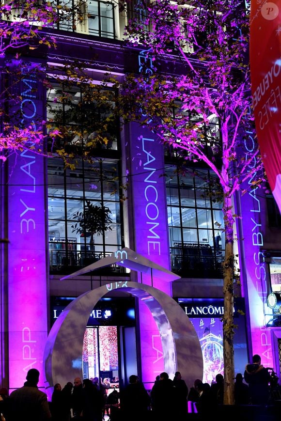 Cet immeuble des années 30 de 26 000 m² que le Qatar possède ainsi depuis 2012 pour plus de 500 millions d’euros, a vu l'inauguration d'une boutique Lancôme en 2019.

Exclusif - Illustration - Inauguration de la boutique Lancôme 52 Champs-Elysées à Paris le 4 décembre 2019. © Rachid Bellak/Bestimage