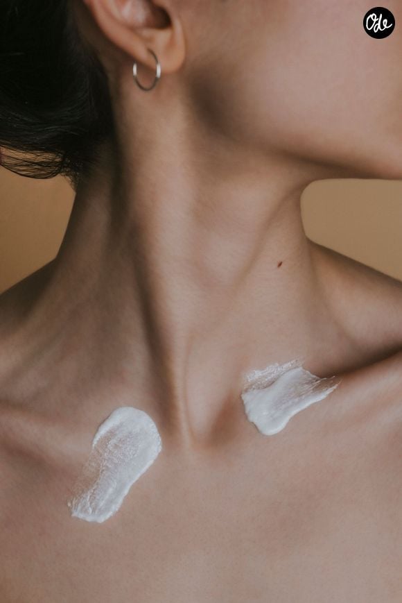 Comme base avant le maquillage : Nivea conseille notamment de l'utiliser avant le blush pour préparer la peau et favoriser sa tenue.

Pexels