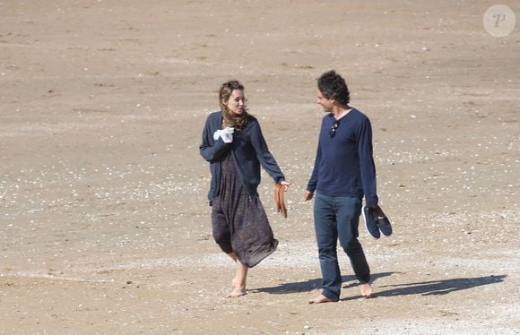 Laura Smet et son compagnon Raphaël se promènent et se détendent sur la plage pendant le Festival du film romantique de Cabourg, le 14 juin 2014.