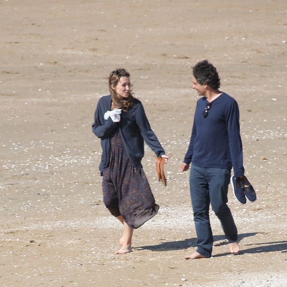 Laura Smet et son compagnon Raphaël se promènent et se détendent sur la plage pendant le Festival du film romantique de Cabourg, le 14 juin 2014.