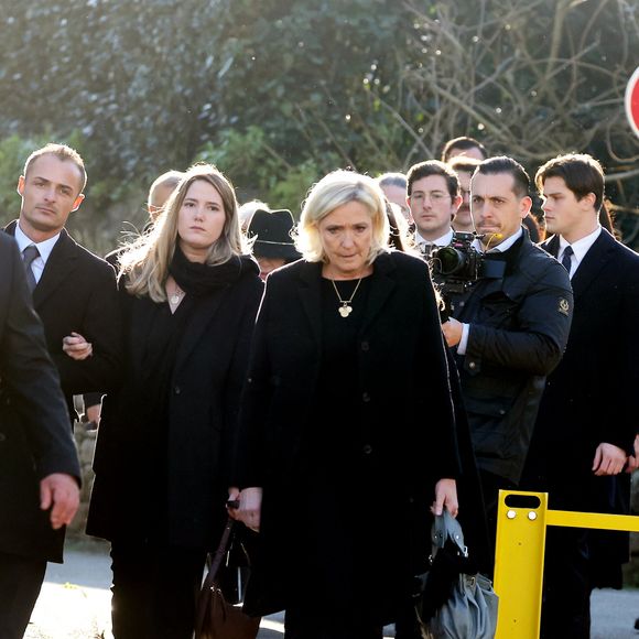 Marine Le Pen, sa soeur Marie-Caroline, Mathilde Chauffroy (fille de Marine Le Pen) et son mari Matthieu Parent, Nolwenn Olivier (fille de Marie-Caroline) - Arrivées des membres de la famille Le Pen aux obsèques de Jean-Marie Le Pen en l'église Saint-Joseph à la Trinité-sur-Mer  le 11 juillet 2025. © Dominique Jacovides / Guillaume Collet / Bestimage