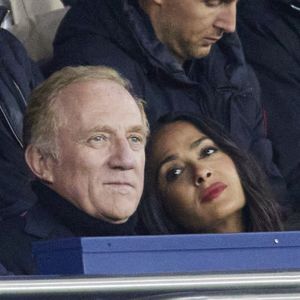 et n'ont pas manqué l'incontournable galette saucisse.

François-Henri Pinault et sa femme Salma Hayek assistent au match de Ligue 1 McDonald's opposant le Paris Sant Germain (PSG) contre Rennes (3-1) au Parc des Princes à Paris le 27 septembre 2024. © Cyril Moreau/Bestimage