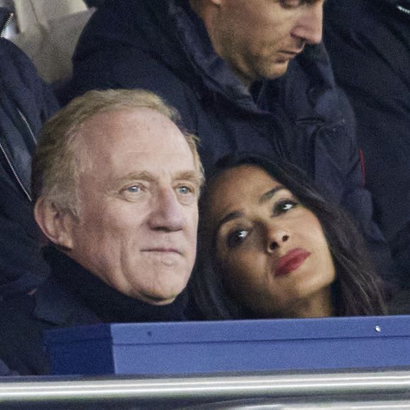 et n'ont pas manqué l'incontournable galette saucisse.

François-Henri Pinault et sa femme Salma Hayek assistent au match de Ligue 1 McDonald's opposant le Paris Sant Germain (PSG) contre Rennes (3-1) au Parc des Princes à Paris le 27 septembre 2024. © Cyril Moreau/Bestimage