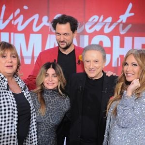 Michèle Bernier, Julie Zenatti, Eric Antoine, Michel Drucker et Hélène Ségara - Enregistrement de l'émission Vivement dimanche au studio Rive gauche présentée par Michel Drucker le 12 novembre 2025 pour une diffusion sur France 3 le 21 décembre. 

© Guillaume Gaffiot/Bestimage