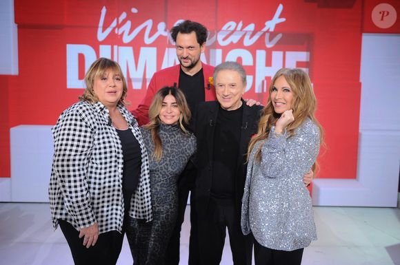 Michèle Bernier, Julie Zenatti, Eric Antoine, Michel Drucker et Hélène Ségara - Enregistrement de l'émission Vivement dimanche au studio Rive gauche présentée par Michel Drucker le 12 novembre 2025 pour une diffusion sur France 3 le 21 décembre. 

© Guillaume Gaffiot/Bestimage