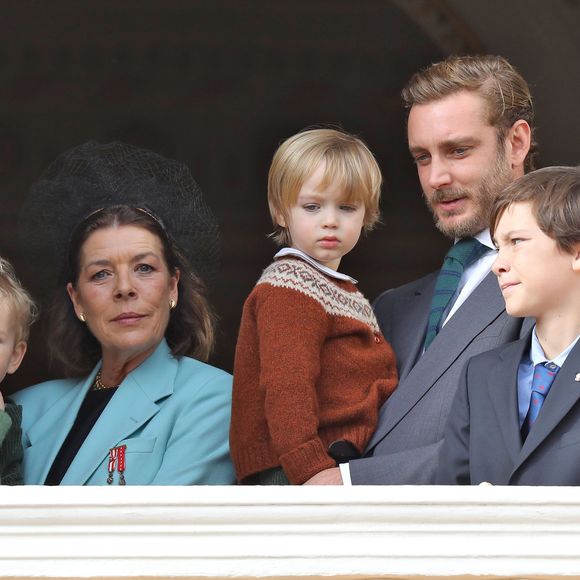 Caroline de Monaco va être impressionnée par l'un de ses fils

La princesse Caroline de Hanovre, Pierre Casiraghi et ses fils Francesco et Stefano,  Sylvestre de Massy - La famille princière de Monaco au balcon du palais lors de la Fête 
© Dominique Jacovides / Bestimage