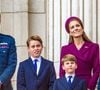 Le couple princier n’a pas publié d’annonce solennelle comme pour la naissance de George, Charlotte ou Louis...
Le prince William de Galles, Catherine, princesse de Galles, le prince George, la princesse Charlotte et le prince Louis se rendent sur le balcon du palais de Buckingham pour assister au défilé aérien du 80e jour de la Victoire en Europe, le 5 mai 2025. Photo by Mischa Schoemaker/ABACAPRESS.COM