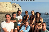 Karine Le Marchand avec ses amis, dont Jeanfi Janssens, pour fêter son 57e avec une journée en bateau dans les calanques de Marseille.