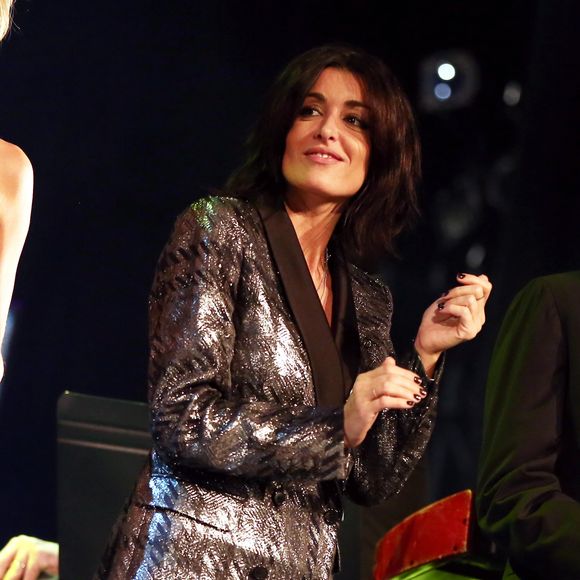 En janvier dernier à Paris

Jenifer Bartoli - Alain Chamfort a donné un concert exceptionnel au grand Rex sur le theme "Elles et Lui" a paris le 30 janvier 2013. Tout au long de la soirée il a enchaine des duos avec plusieurs jeunes chanteuses.