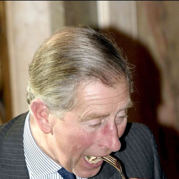 Depuis la révélation de sa maladie, il a dû en effet modifier quelques unes de ses habitudes.

Le roi Charles III au Ritz de Londres © GOFF INF / BESTIMAGE