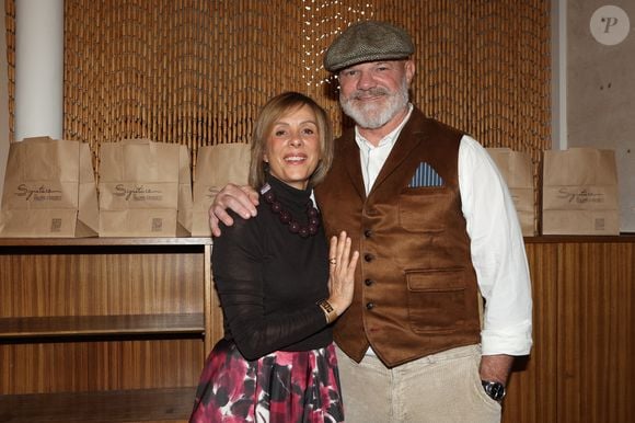 Exclusif - Le chef Philippe Etchebestet sa femme Dominique pour le restaurant éphémère "Signature" au 25 rue Sedaine à Paris dans le 11ème arrondissement le 8 octobre 2025. © Jean-Marc Lhomer/Bestimage