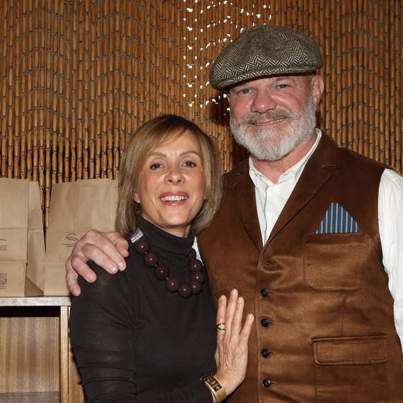 Exclusif - Le chef Philippe Etchebestet sa femme Dominique pour le restaurant éphémère "Signature" au 25 rue Sedaine à Paris dans le 11ème arrondissement le 8 octobre 2025. © Jean-Marc Lhomer/Bestimage