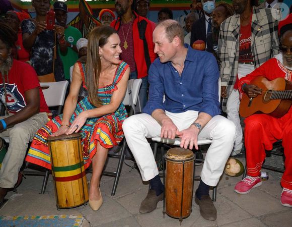 Le prince William et Catherine (Kate) Middleton vont à la rencontre des habitants lors d'une visite à Trench Town, le berceau du reggae à Kingston, en Jamaïque, au quatrième jour de leur tournée dans les Caraïbes, pour marquer le jubilé de platine de la reine. Kingston, le 22 mars 2022.
©Backgrid UK/ Bestimage