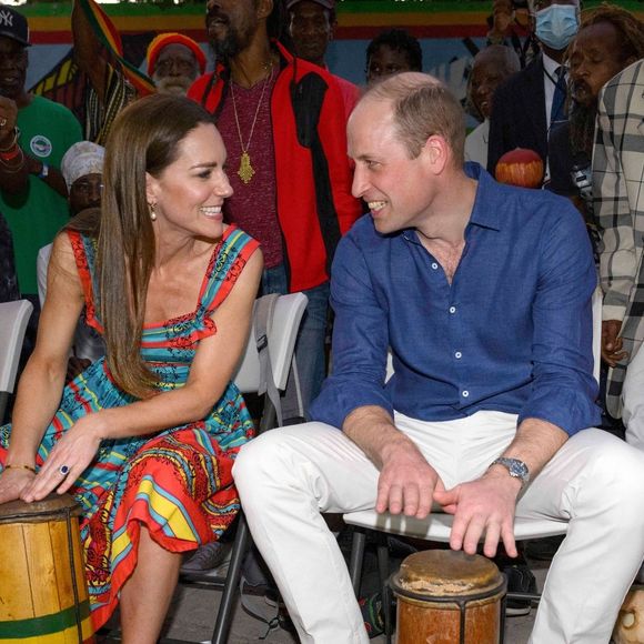 Le prince William et Catherine (Kate) Middleton vont à la rencontre des habitants lors d'une visite à Trench Town, le berceau du reggae à Kingston, en Jamaïque, au quatrième jour de leur tournée dans les Caraïbes, pour marquer le jubilé de platine de la reine. Kingston, le 22 mars 2022.
©Backgrid UK/ Bestimage
