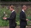 “Harry souhaite véritablement sauver la relation et rouvrir le dialogue avec eux. Ils n’ont pas eu de conversation depuis qu’ils se sont revus au décès de la reine” apprend-on.
Le prince William, duc de Cambridge, et son frère Le prince Harry, duc de Sussex, se retrouvent à l'inauguration de la statue de leur mère, la princesse Diana dans les jardins de Kensington Palace à Londres le 1er juillet 2021. Backgrid UK/ Bestimage