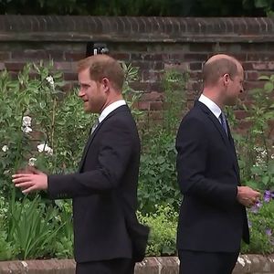 “Harry souhaite véritablement sauver la relation et rouvrir le dialogue avec eux. Ils n’ont pas eu de conversation depuis qu’ils se sont revus au décès de la reine” apprend-on.

Le prince William, duc de Cambridge, et son frère Le prince Harry, duc de Sussex, se retrouvent à l'inauguration de la statue de leur mère, la princesse Diana dans les jardins de Kensington Palace à Londres le 1er juillet 2021. Backgrid UK/ Bestimage