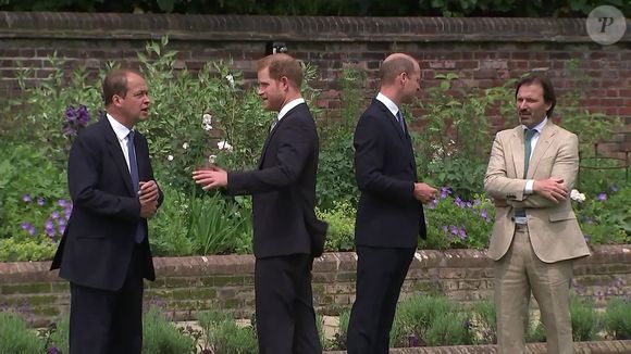 “Harry souhaite véritablement sauver la relation et rouvrir le dialogue avec eux. Ils n’ont pas eu de conversation depuis qu’ils se sont revus au décès de la reine” apprend-on.

Le prince William, duc de Cambridge, et son frère Le prince Harry, duc de Sussex, se retrouvent à l'inauguration de la statue de leur mère, la princesse Diana dans les jardins de Kensington Palace à Londres le 1er juillet 2021. Backgrid UK/ Bestimage