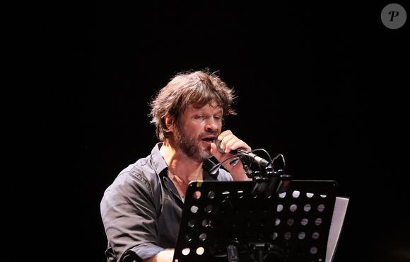 Suite à cette annonce, un proche du chanteur a confié à nos confrères : "On va peut-être en finir avec cette affaire qui empoisonne tout le monde. Quel que soit le résultat de l'enquête, ce sera une bonne chose".

Exclusif - Bertrand Cantat (ex-membre du groupe "Noir Désir" et actuel membre du groupe "Détroit") fait une pause dans sa carrière musicale et se lance dans une tournée de lecture de textes poétiques avec deux musiciens autour de lui. Cenon, le 22 septembre 2016.
© Patrick Bernard/ Bestimage
