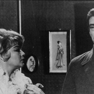 12 décembre 1964 – Yves Montand et sa femme Simone Signoret, deux acteurs célèbres qui n'avaient pas été vus ensemble à l'écran depuis longtemps, jouent ensemble dans le film « Son épouse Simone Signoret », actuellement en tournage dans un studio parisien. (Crédit image : © Keystone Press Agency/ZUMA Press Wire)