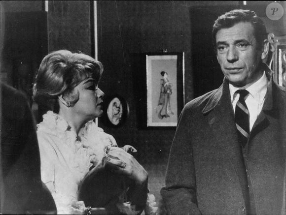 12 décembre 1964 – Yves Montand et sa femme Simone Signoret, deux acteurs célèbres qui n'avaient pas été vus ensemble à l'écran depuis longtemps, jouent ensemble dans le film « Son épouse Simone Signoret », actuellement en tournage dans un studio parisien. (Crédit image : © Keystone Press Agency/ZUMA Press Wire)