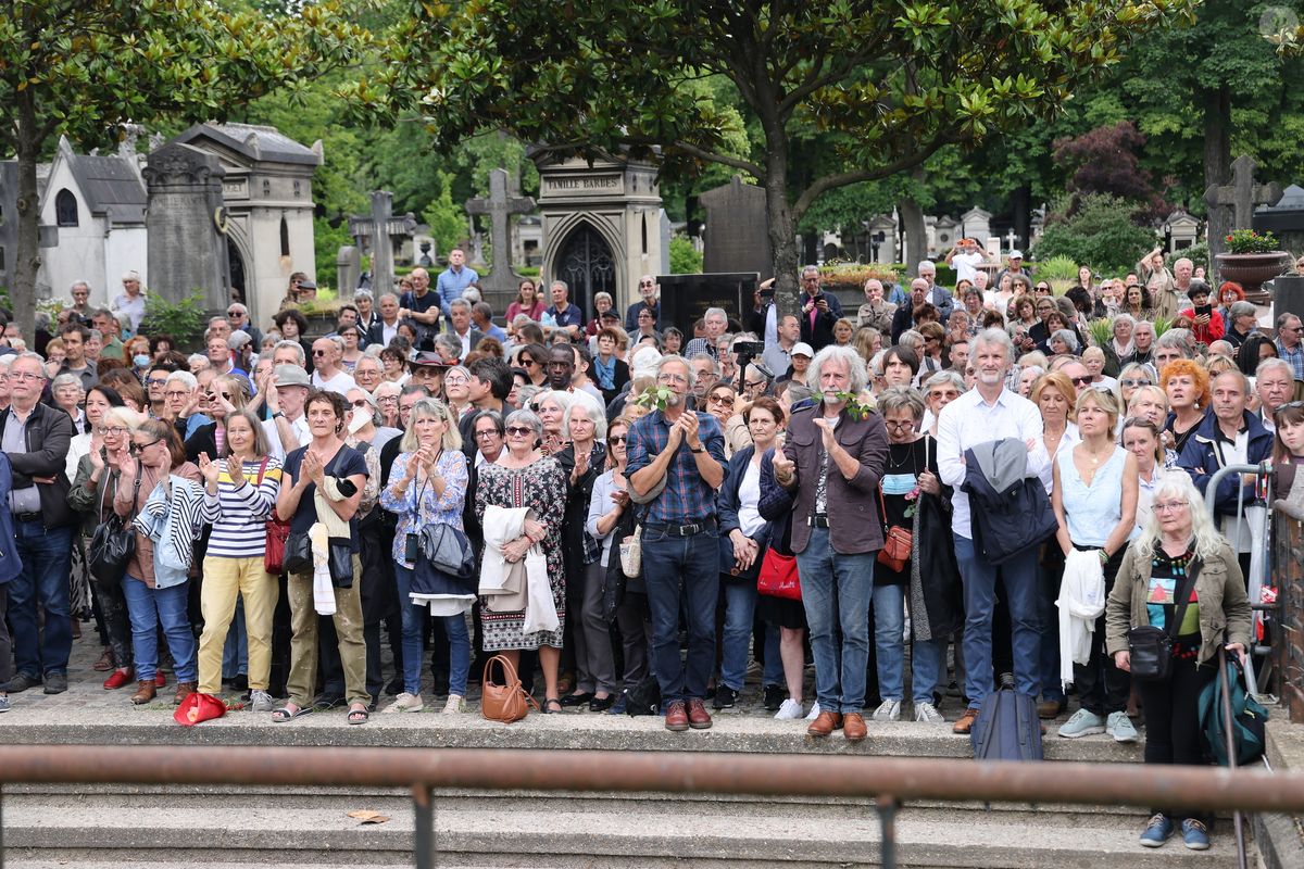 Photo : Les fans rendent un dernier hommage à F.Hardy - Sortie des ...