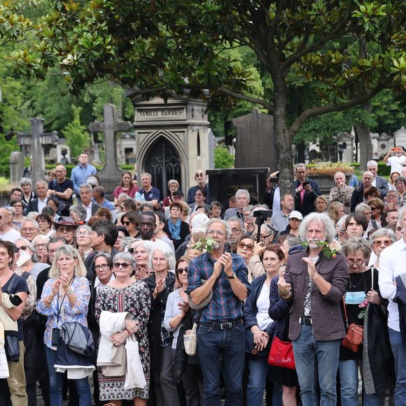 Les fans rendent un dernier hommage à F.Hardy - Sortie des obsèques de l'auteure-compositrice-interprète et actrice française Françoise Hardy au crématorium du cimetière du Père-Lachaise à Paris, France, le 20 juin 2024. © Jacovides-Moreau/Bestimage