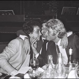 Archives - Michel Sardou embrasse Johnny Hallyday lors d'une soirée à l'Elysée Matignon.