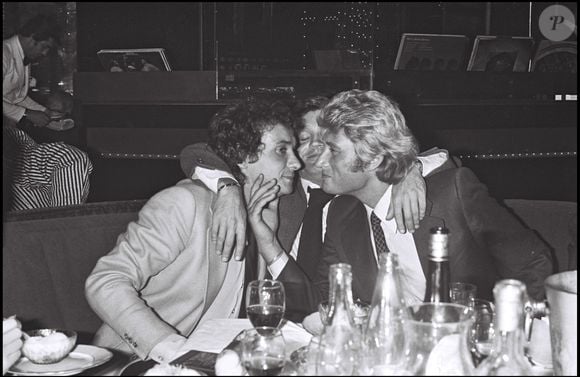 Archives - Michel Sardou embrasse Johnny Hallyday lors d'une soirée à l'Elysée Matignon.