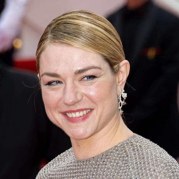 Emilie Dequenne (habillée en Dior) - Montée des marches du film « Jeanne du Barry » pour la cérémonie d’ouverture du 76ème Festival International du Film de Cannes, au Palais des Festivals à Cannes. Le 16 mai 2023
© Jacovides-Moreau / Bestimage