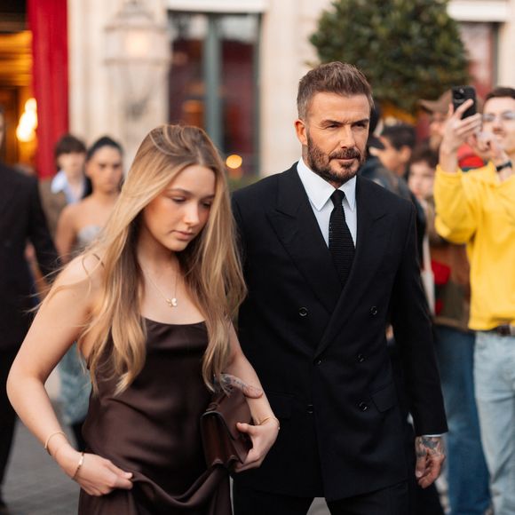 David Beckham et sa fille Harper Seven sortent de l'hôtel La Réserve Paris - Hotel and Spa pour se rendre au défilé de Victoria en marge de la Fashion Week de Paris (PFW), à Paris, France, le 7 mars 2025. © Tiziano da Silva/Bestimage