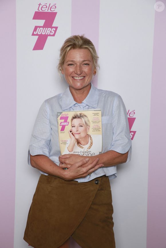 Anne-Élisabeth Lemoine est à l'affiche de l'émission "C à Vous" depuis plusieurs années.

Soirée Télé 7 jours Chez Francette à Paris, jeudi 4 septembre 2025. - Soirée Télé 7 jours Chez Francette à Paris le 4 septembre 2025. © Christophe Aubert via Bestimage