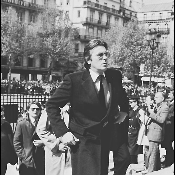 Archives - Alain Delon aux obsèques de Dalida en l'église de la Madeleine à Paris en 1987 @Agence / Bestimage