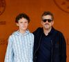 Le frère de Louise, et fils de Marion Cotillard, était donc présent lors du photocall de la finale de Roland-Garros.

Guillaume Canet et son fils Marcel au village lors des Internationaux de France de Tennis de Roland Garros 2025, à Paris, France, le 8 juin 2025. © Cyril Moreau/Bestimage