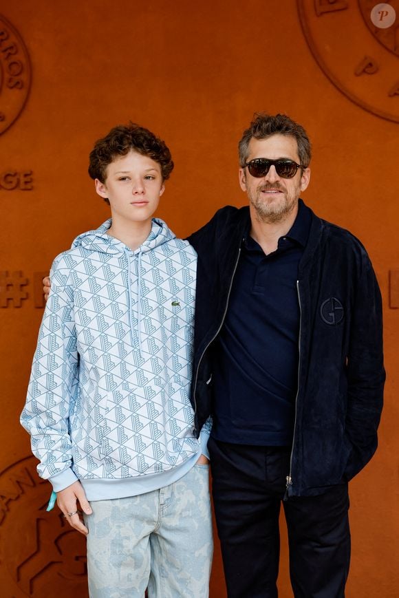 Le frère de Louise, et fils de Marion Cotillard, était donc présent lors du photocall de la finale de Roland-Garros.

Guillaume Canet et son fils Marcel au village lors des Internationaux de France de Tennis de Roland Garros 2025, à Paris, France, le 8 juin 2025. © Cyril Moreau/Bestimage