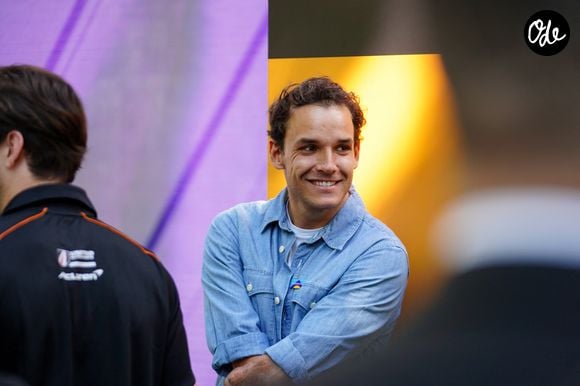 Théo Curin lors du dévoilement de la voiture "McLaren Racing x Sanofi pour la course pour vaincre la méningite" des 24h du Mans, à Paris, France, le 29 avril 2025. © Anne-Sophie Guebey/Bestimage | 00704630