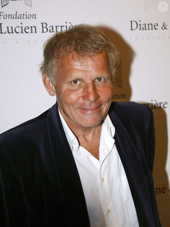 Il a ainsi renoncé au JT de TF1 en 2011 (ndlr : il avait été embauché sur l'idée de Patrick Poivre d’Arvor, habituellement remplacé par Thomas Hugues).

Portrait de Patrick Poivre d'Arvor en 2013 à la Fondation Barrière Paris JLPPA / Bestimage