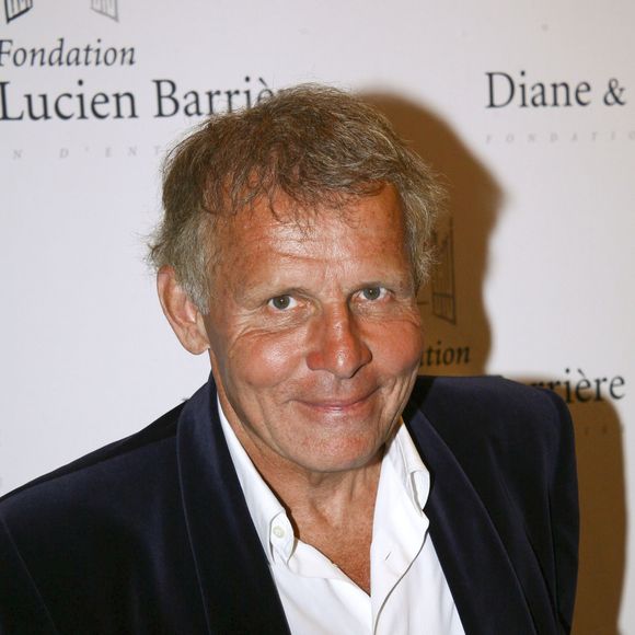 Il a ainsi renoncé au JT de TF1 en 2011 (ndlr : il avait été embauché sur l'idée de Patrick Poivre d’Arvor, habituellement remplacé par Thomas Hugues).

Portrait de Patrick Poivre d'Arvor en 2013 à la Fondation Barrière Paris JLPPA / Bestimage